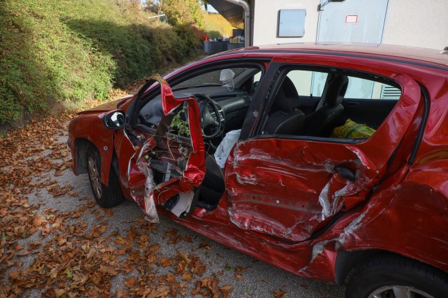 Autolenkerin nach Verkehrsunfall bei Steegen durch Feuerwehr aus Unfallfahrzeug befreit