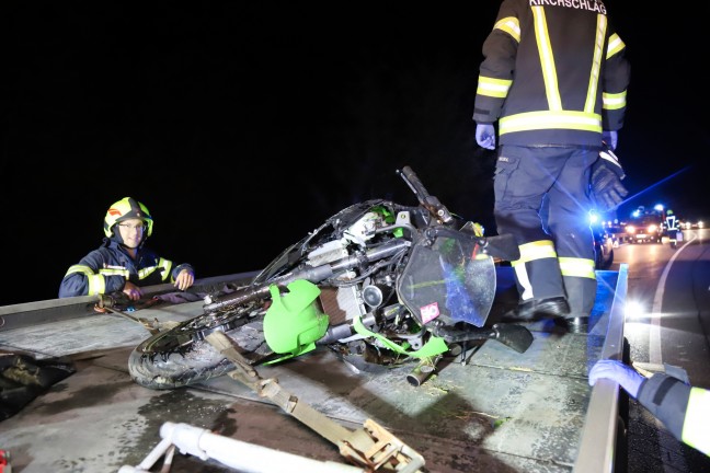 Motorradfahrer bei schwerem Verkehrsunfall in Hellmonsdt ber Leitplanke geschleudert