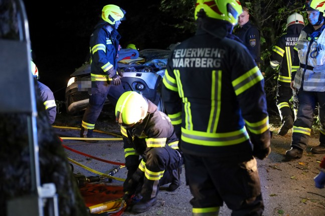 Auto gegen Baum: Vier teils Schwerverletzte bei nchtlichem Verkehrsunfall in Wartberg an der Krems