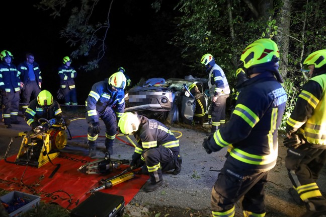 Auto gegen Baum: Vier teils Schwerverletzte bei nchtlichem Verkehrsunfall in Wartberg an der Krems