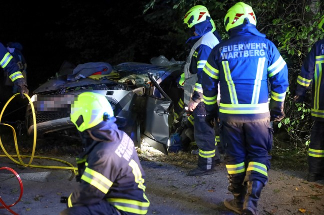 Auto gegen Baum: Vier teils Schwerverletzte bei nchtlichem Verkehrsunfall in Wartberg an der Krems