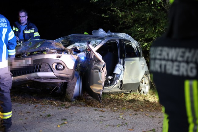 Auto gegen Baum: Vier teils Schwerverletzte bei nchtlichem Verkehrsunfall in Wartberg an der Krems