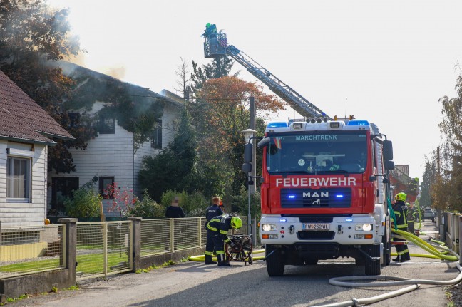 Dachstuhl eines Einfamilienhauses in Marchtrenk in Flammen