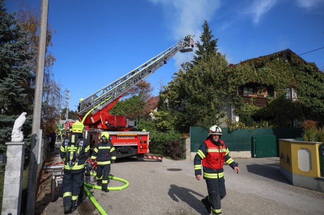 Dachstuhl eines Einfamilienhauses in Marchtrenk in Flammen