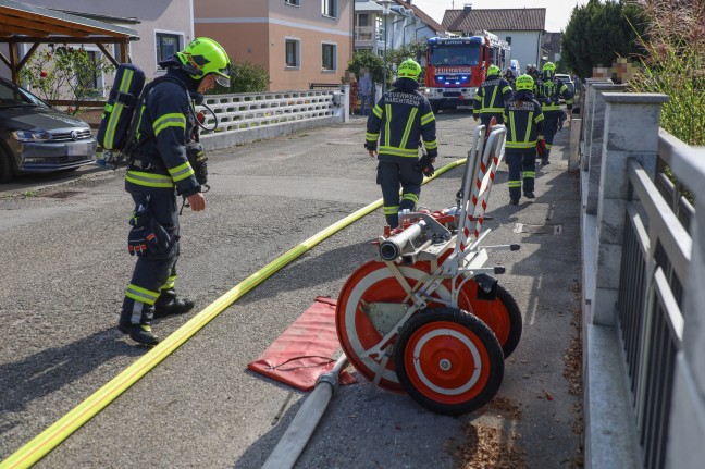 Dachstuhl eines Einfamilienhauses in Marchtrenk in Flammen