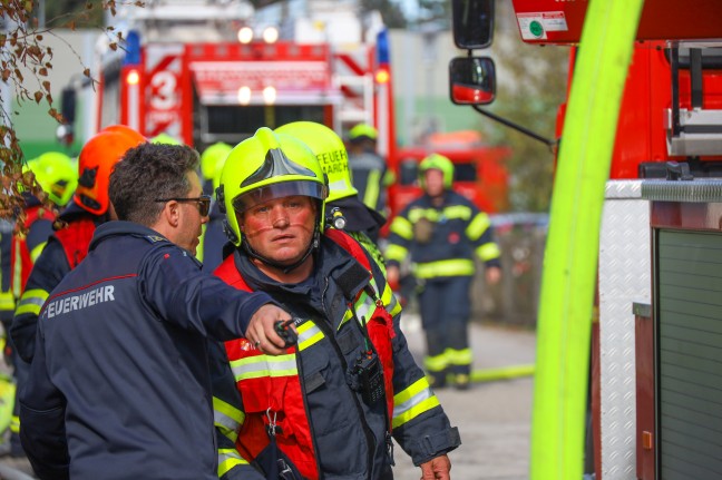 Dachstuhl eines Einfamilienhauses in Marchtrenk in Flammen