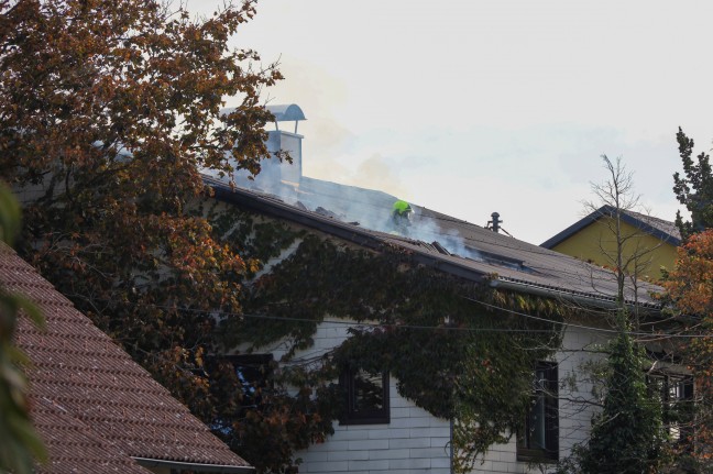 Dachstuhl eines Einfamilienhauses in Marchtrenk in Flammen