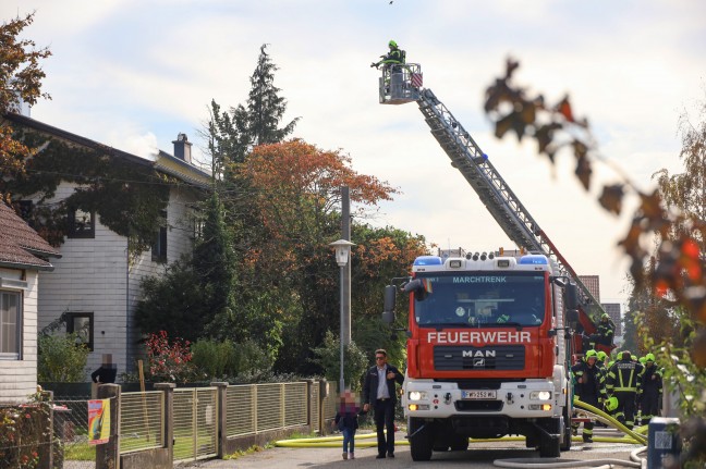 Dachstuhl eines Einfamilienhauses in Marchtrenk in Flammen