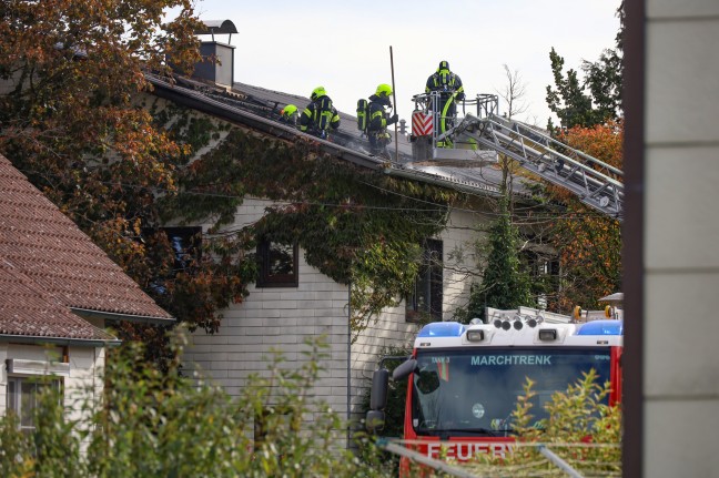 Dachstuhl eines Einfamilienhauses in Marchtrenk in Flammen