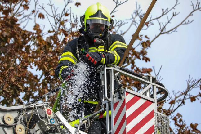 Dachstuhl eines Einfamilienhauses in Marchtrenk in Flammen