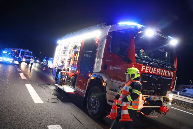 Wohnwagenanhnger mit Sammelstcken bei Unfall auf Welser Autobahn bei Pucking regelrecht zerfetzt