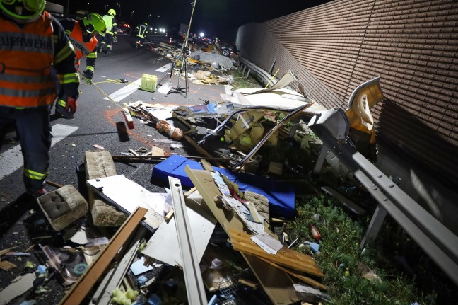 Wohnwagenanhnger mit Sammelstcken bei Unfall auf Welser Autobahn bei Pucking regelrecht zerfetzt