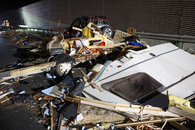 Wohnwagenanhnger mit Sammelstcken bei Unfall auf Welser Autobahn bei Pucking regelrecht zerfetzt