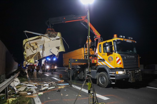 Wohnwagenanhnger mit Sammelstcken bei Unfall auf Welser Autobahn bei Pucking regelrecht zerfetzt