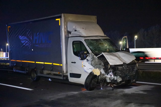 Wohnwagenanhnger mit Sammelstcken bei Unfall auf Welser Autobahn bei Pucking regelrecht zerfetzt