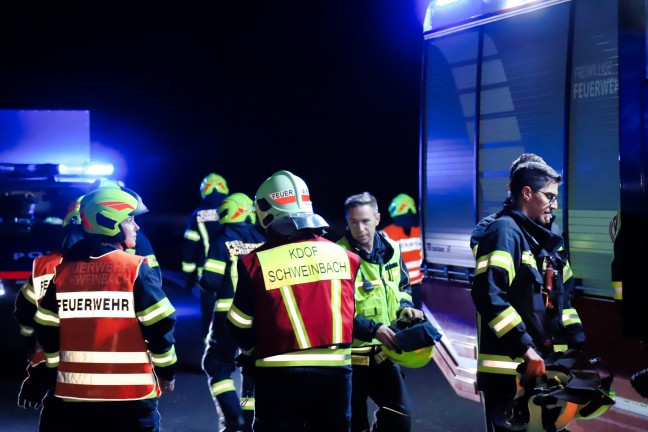 PKW im Abfahrtsbereich zu einer Raststation auf der Mhlkreisautobahn bei Engerwitzdorf berschlagen