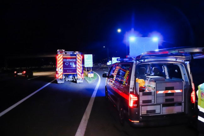 PKW im Abfahrtsbereich zu einer Raststation auf der Mhlkreisautobahn bei Engerwitzdorf berschlagen