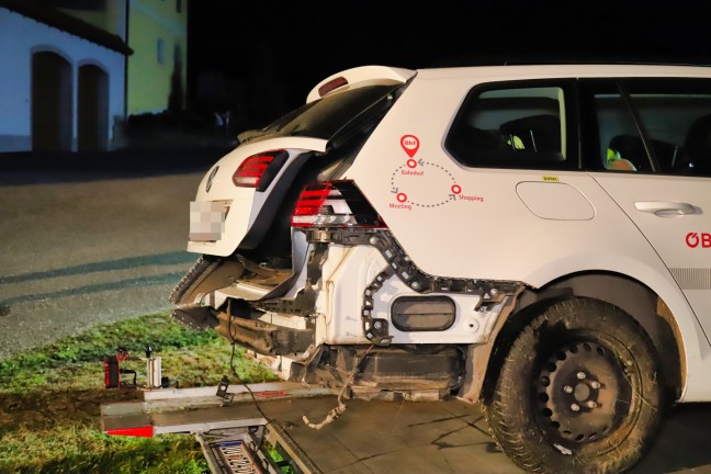 Fahrzeug bei Verkehrsunfall in Zwettl an der Rodl gegen Hausmauer gekracht