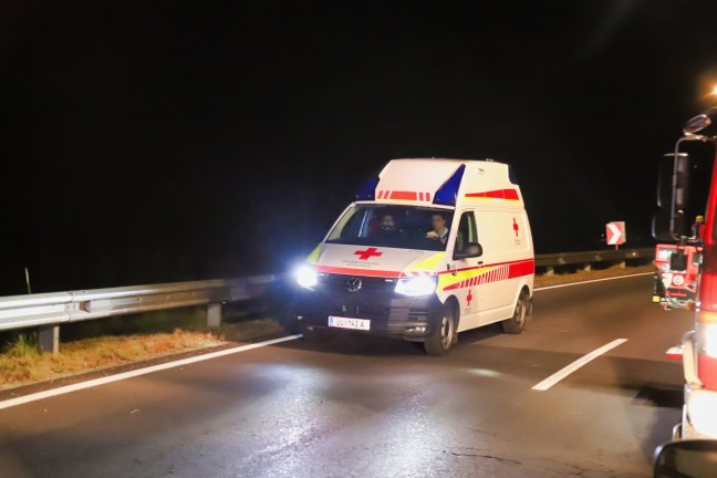 Fahrzeug bei Verkehrsunfall in Zwettl an der Rodl gegen Hausmauer gekracht