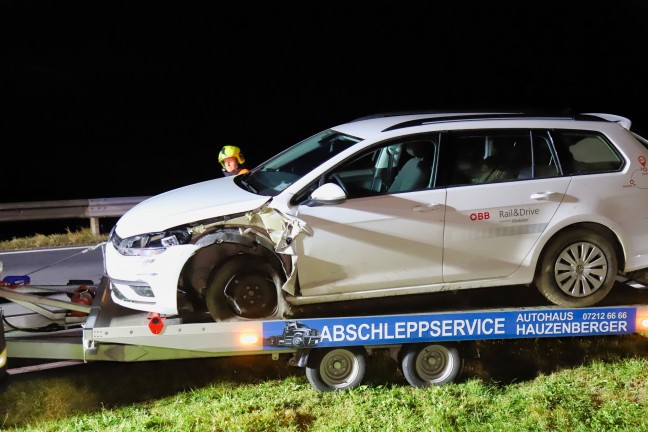 Fahrzeug bei Verkehrsunfall in Zwettl an der Rodl gegen Hausmauer gekracht