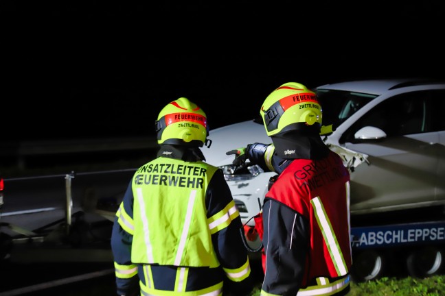 Fahrzeug bei Verkehrsunfall in Zwettl an der Rodl gegen Hausmauer gekracht