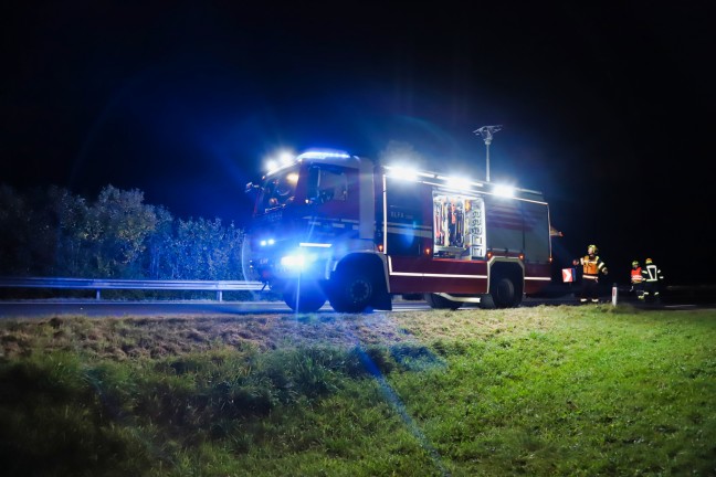 Fahrzeug bei Verkehrsunfall in Zwettl an der Rodl gegen Hausmauer gekracht