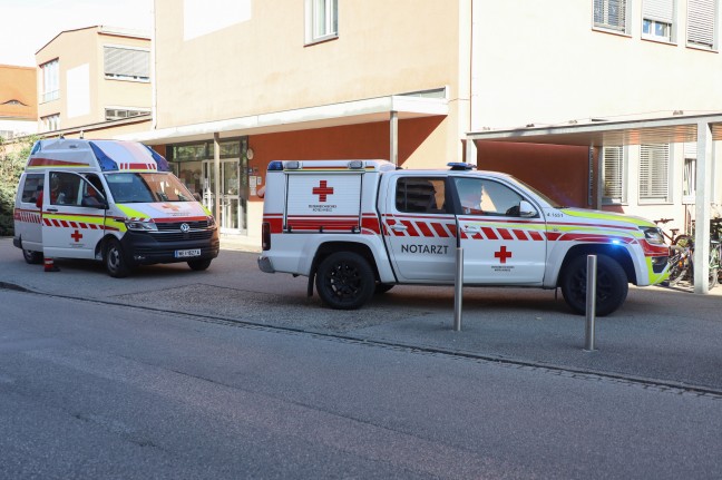 Sturzverletzung: Einsatzkräfte zu vermeintlich eingeklemmten Kind in Wels-Vogelweide gerufen