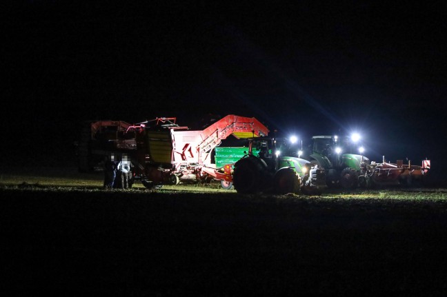 Personenrettung: Mann bei Erntearbeiten in Hinzenbach mit Fu in Vollernter eingeklemmt