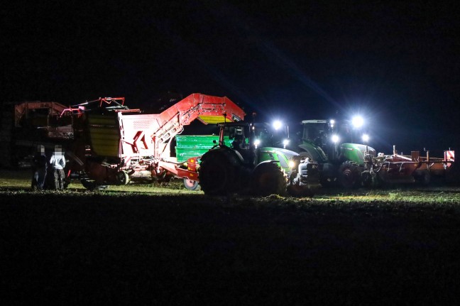 Personenrettung: Mann bei Erntearbeiten in Hinzenbach mit Fu in Vollernter eingeklemmt