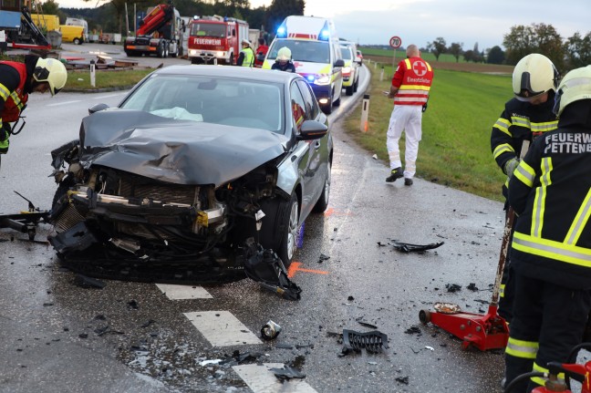 Schwerer Kreuzungsunfall in Pettenbach fordert zwei Verletzte