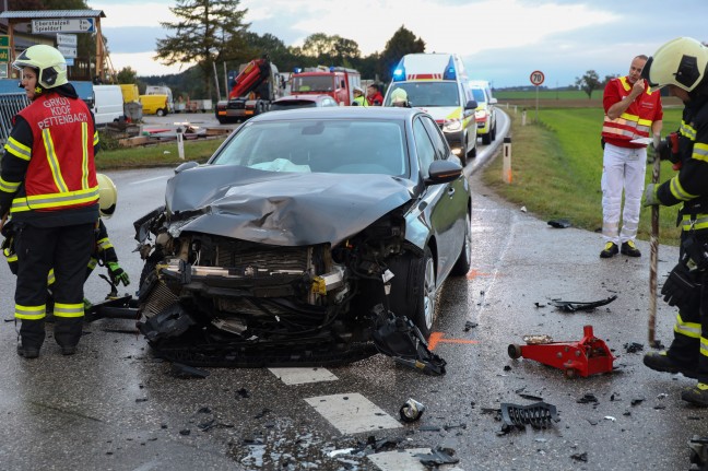 Schwerer Kreuzungsunfall in Pettenbach fordert zwei Verletzte