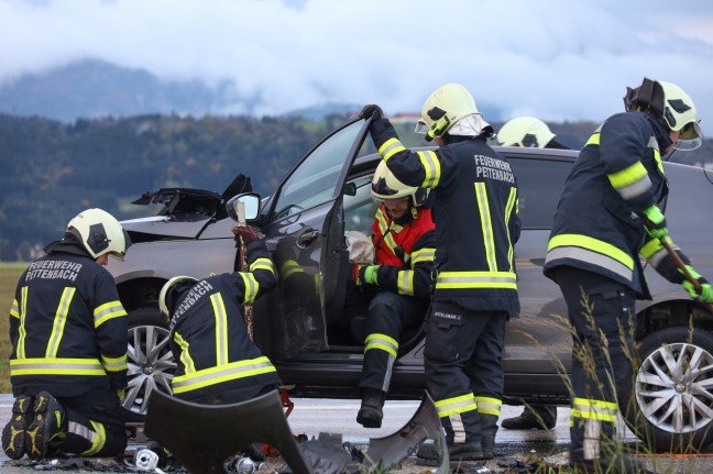 Schwerer Kreuzungsunfall in Pettenbach fordert zwei Verletzte