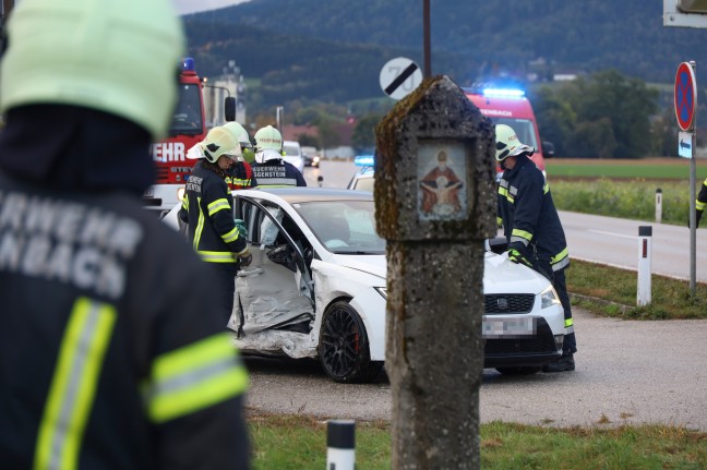 Schwerer Kreuzungsunfall in Pettenbach fordert zwei Verletzte