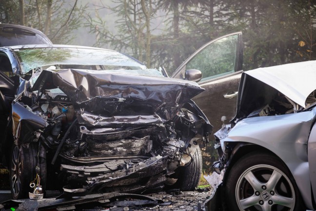 Frontalcrash auf Lamprechtshausener Strae bei Burgkirchen fordert zwei Schwerverletzte