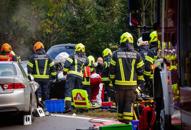 Frontalcrash auf Lamprechtshausener Strae bei Burgkirchen fordert zwei Schwerverletzte