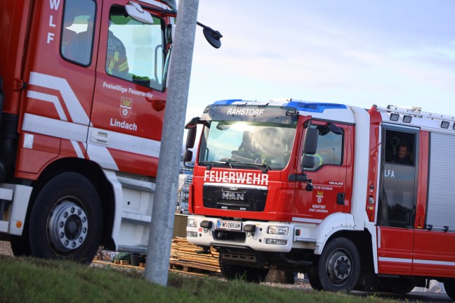 Sechs Feuerwehren bei Brand bei einem Unternehmen in Laakirchen im Einsatz