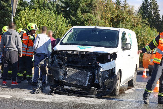 Kreuzungskollision zwischen Kleintransporter und Linienbus in Fischlham endet glimpflich