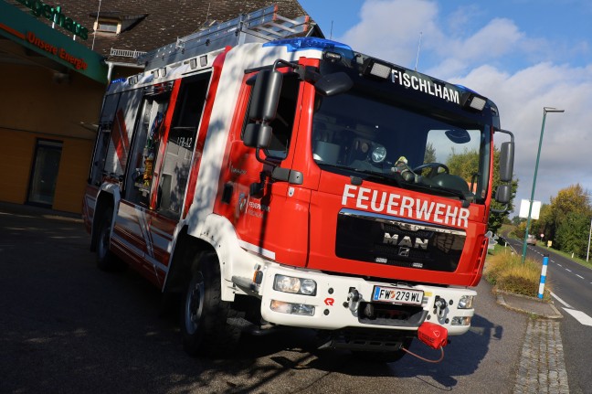 Kreuzungskollision zwischen Kleintransporter und Linienbus in Fischlham endet glimpflich