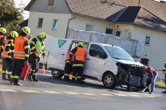 Kreuzungskollision zwischen Kleintransporter und Linienbus in Fischlham endet glimpflich