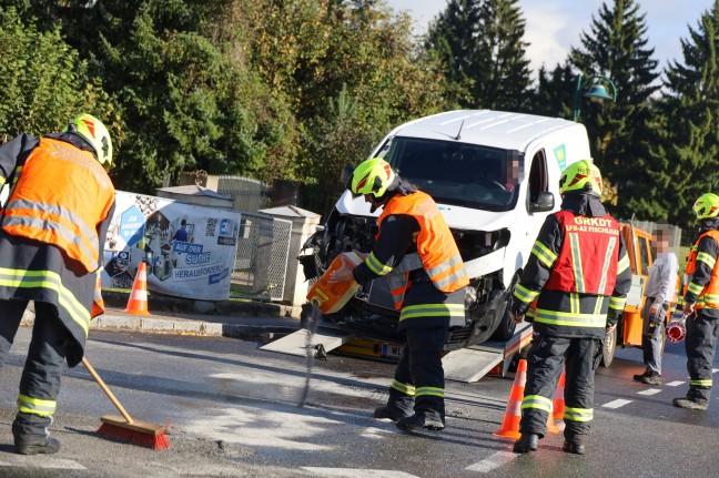 Kreuzungskollision zwischen Kleintransporter und Linienbus in Fischlham endet glimpflich