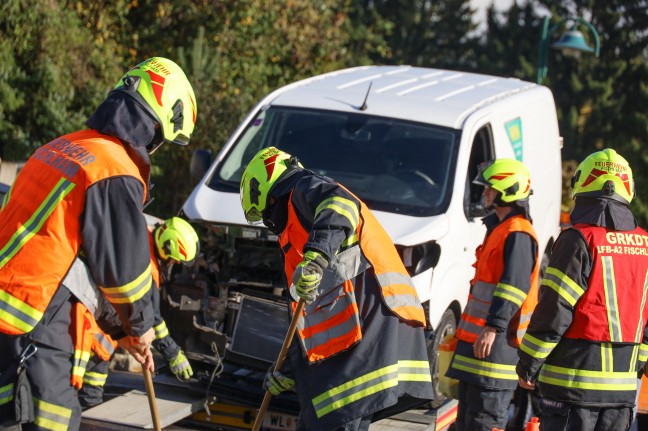 Kreuzungskollision zwischen Kleintransporter und Linienbus in Fischlham endet glimpflich