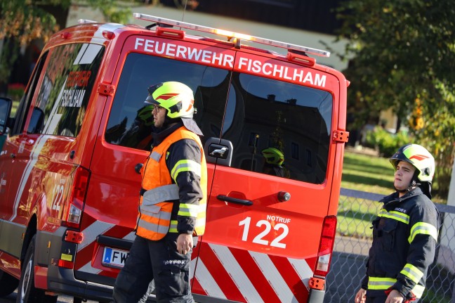 Kreuzungskollision zwischen Kleintransporter und Linienbus in Fischlham endet glimpflich