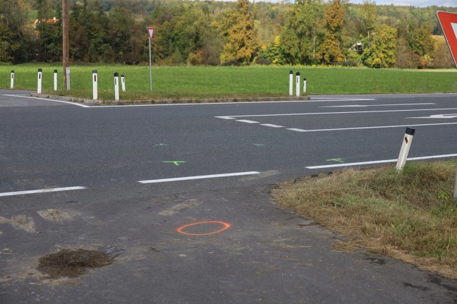 PKW bei Kreuzungscrash in St. Florian gegen Verkehrsschild berschlagen