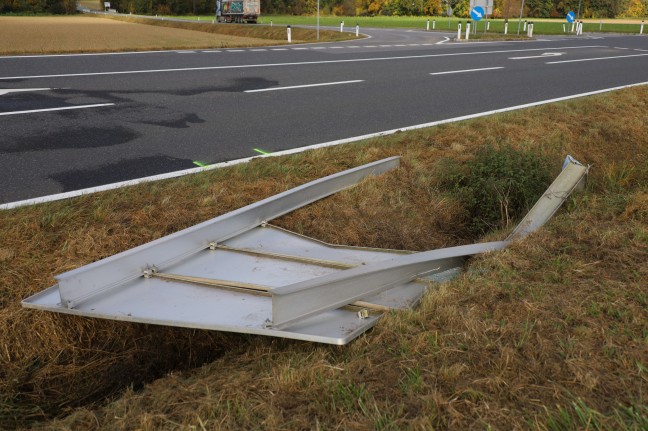 PKW bei Kreuzungscrash in St. Florian gegen Verkehrsschild berschlagen