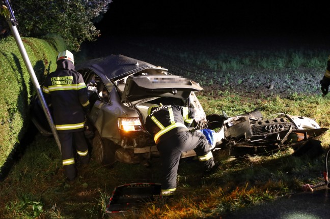 Auto bei Gunskirchen mit hoher Geschwindigkeit gegen Trafostation gekracht und mehrfach berschlagen