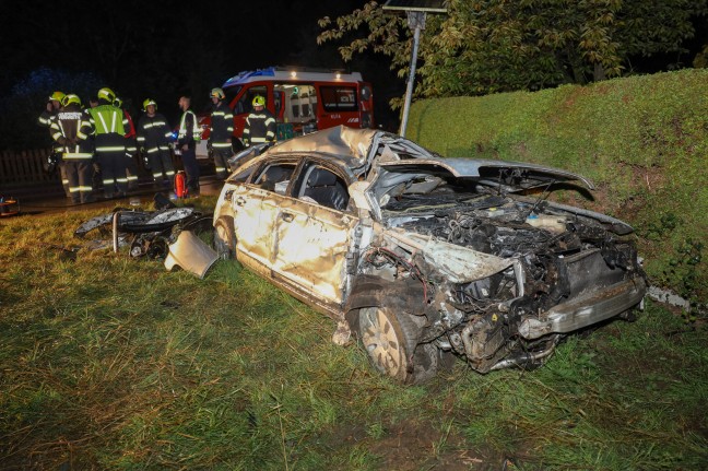 Auto bei Gunskirchen mit hoher Geschwindigkeit gegen Trafostation gekracht und mehrfach berschlagen