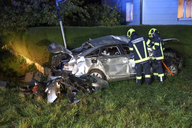 Auto bei Gunskirchen mit hoher Geschwindigkeit gegen Trafostation gekracht und mehrfach berschlagen