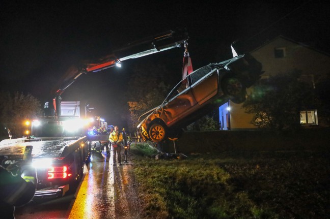 Auto bei Gunskirchen mit hoher Geschwindigkeit gegen Trafostation gekracht und mehrfach berschlagen