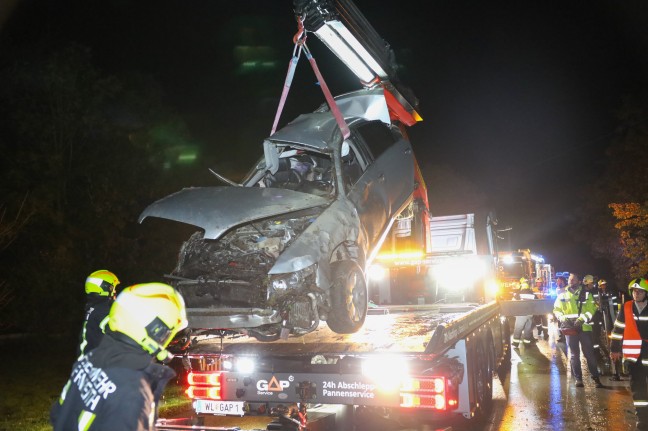 Auto bei Gunskirchen mit hoher Geschwindigkeit gegen Trafostation gekracht und mehrfach berschlagen