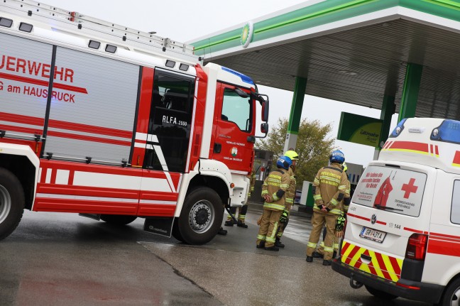 Tdlicher Unfall: Buslenker bei Reparaturarbeiten in Haag am Hausruck unter Linienbus erdrckt